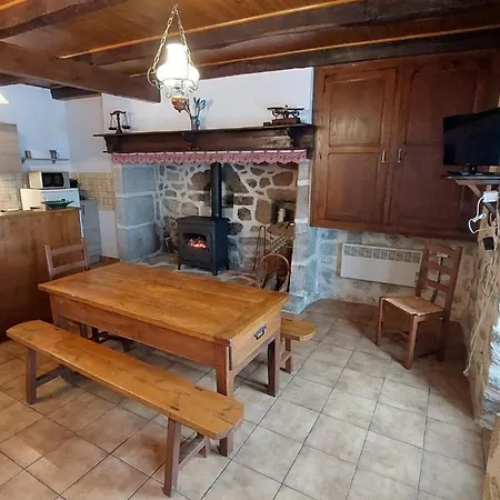 Maison De Caractère Avec Terrasse Panoramique 6 Pers Dans Le Cantal Ladinhac