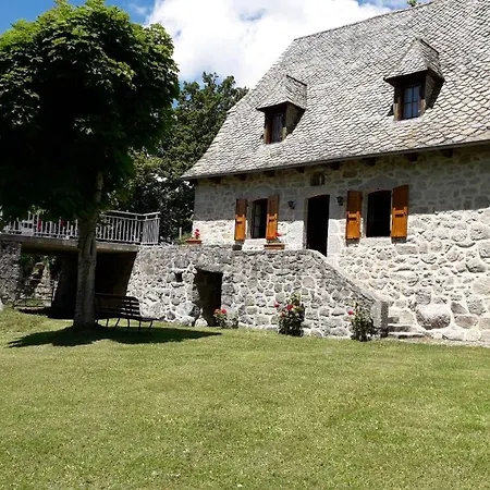 Casa vacanze Maison De Caractère Avec Terrasse Panoramique 6 Pers Dans Le Cantal